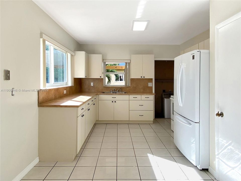 For Rent: $3,500 (3 beds, 2 baths, 1560 Square Feet)