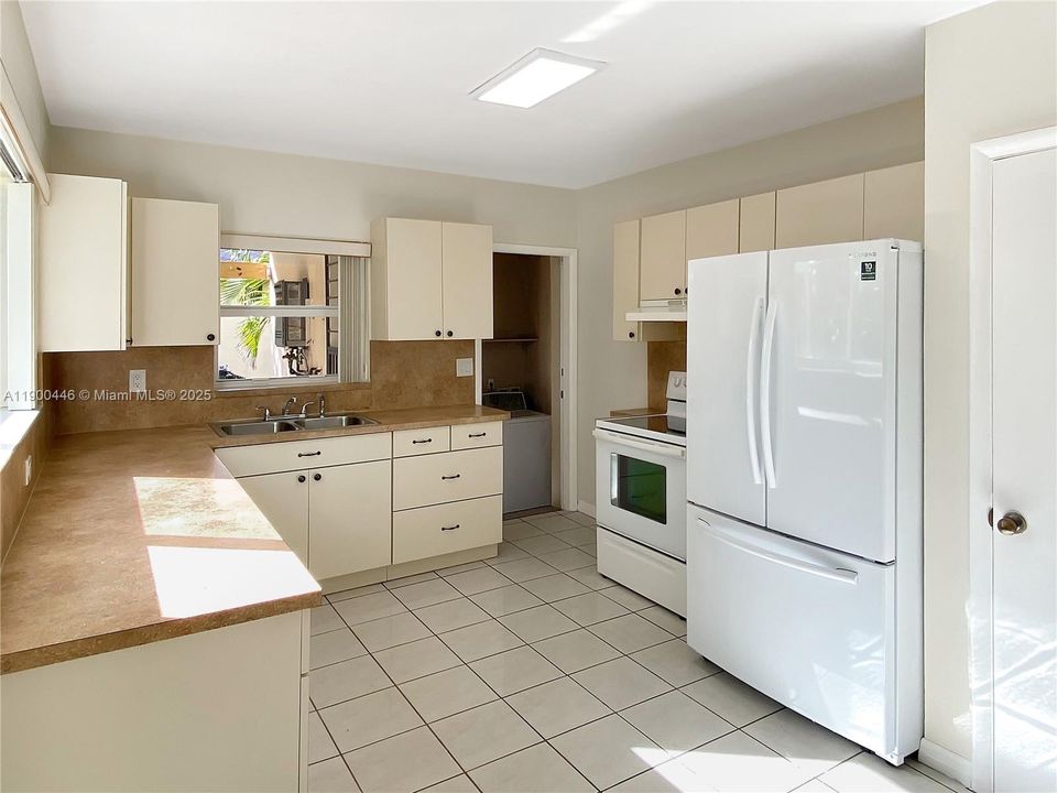 For Rent: $3,500 (3 beds, 2 baths, 1560 Square Feet)