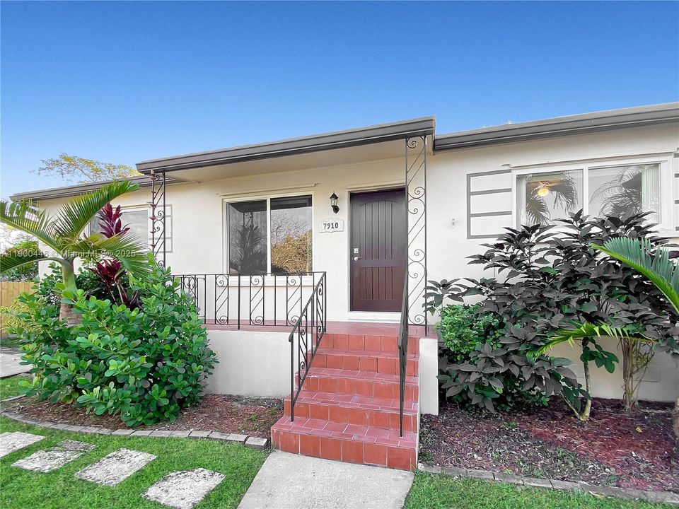 For Rent: $3,500 (3 beds, 2 baths, 1560 Square Feet)