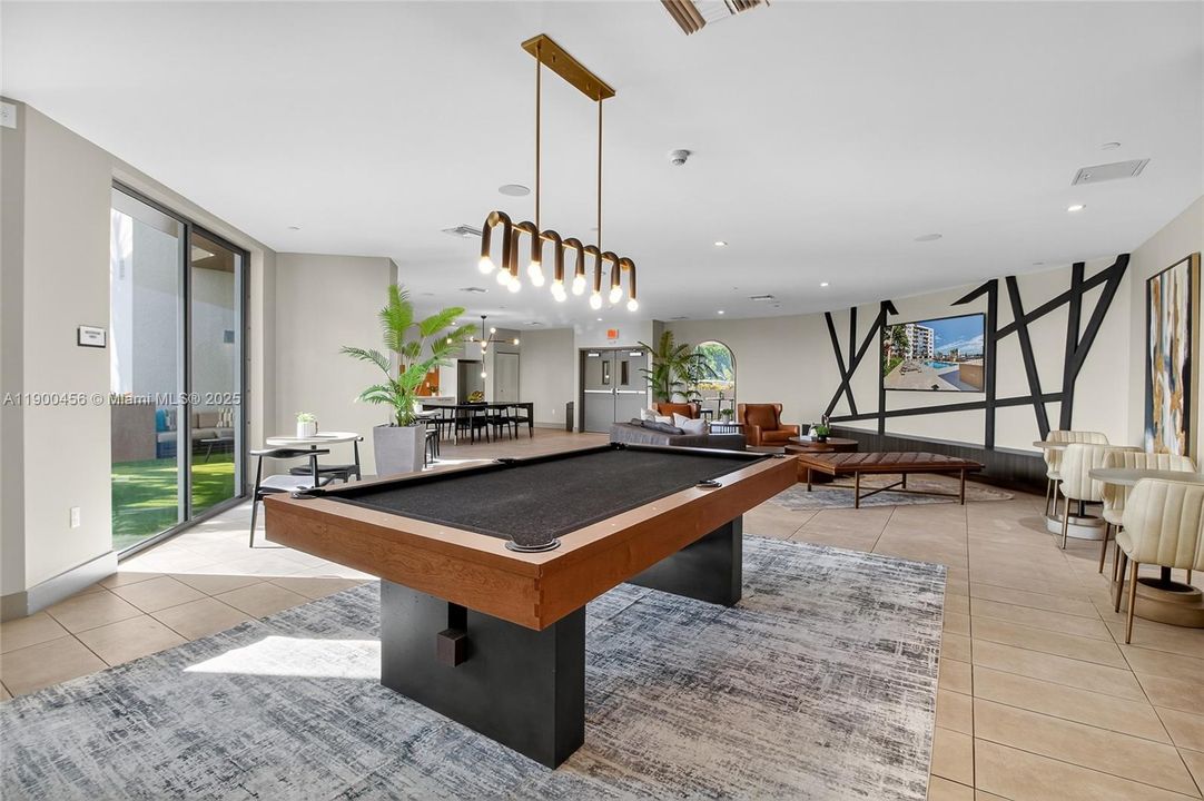 For Sale: $470,000 (2 beds, 2 baths, 1057 Square Feet)