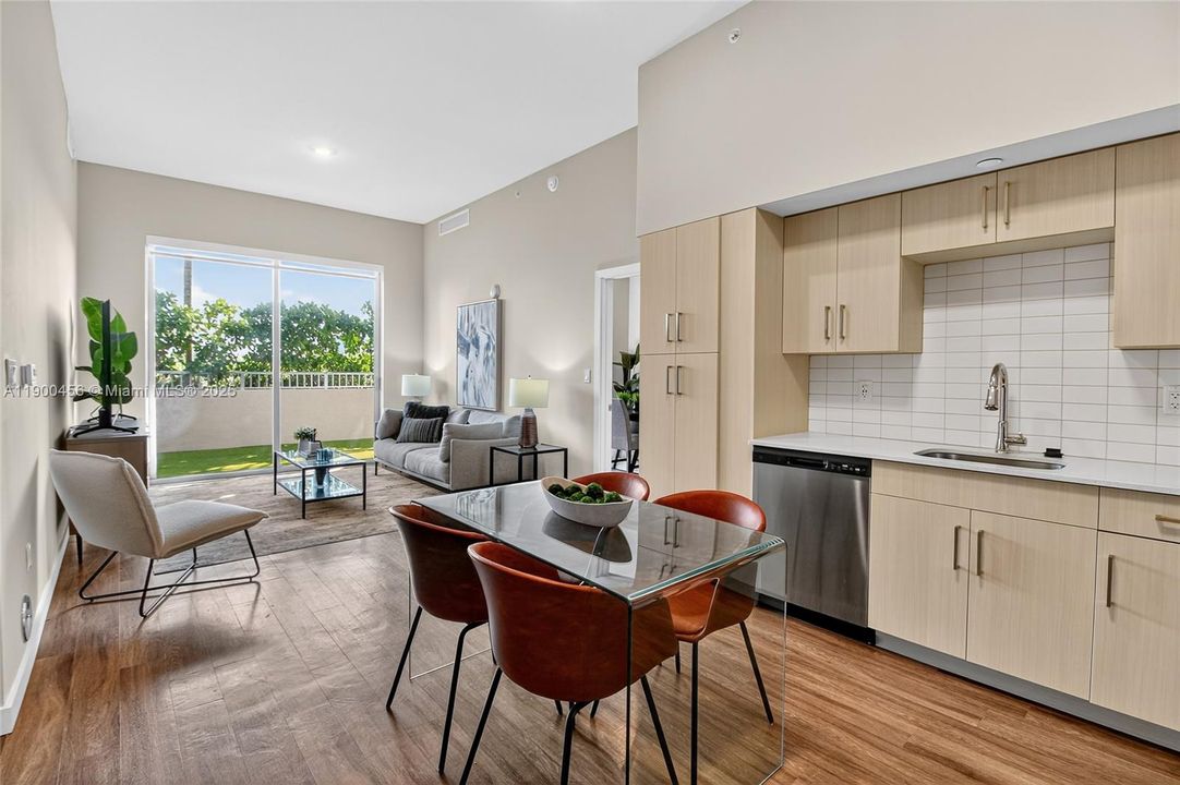 For Sale: $470,000 (2 beds, 2 baths, 1057 Square Feet)