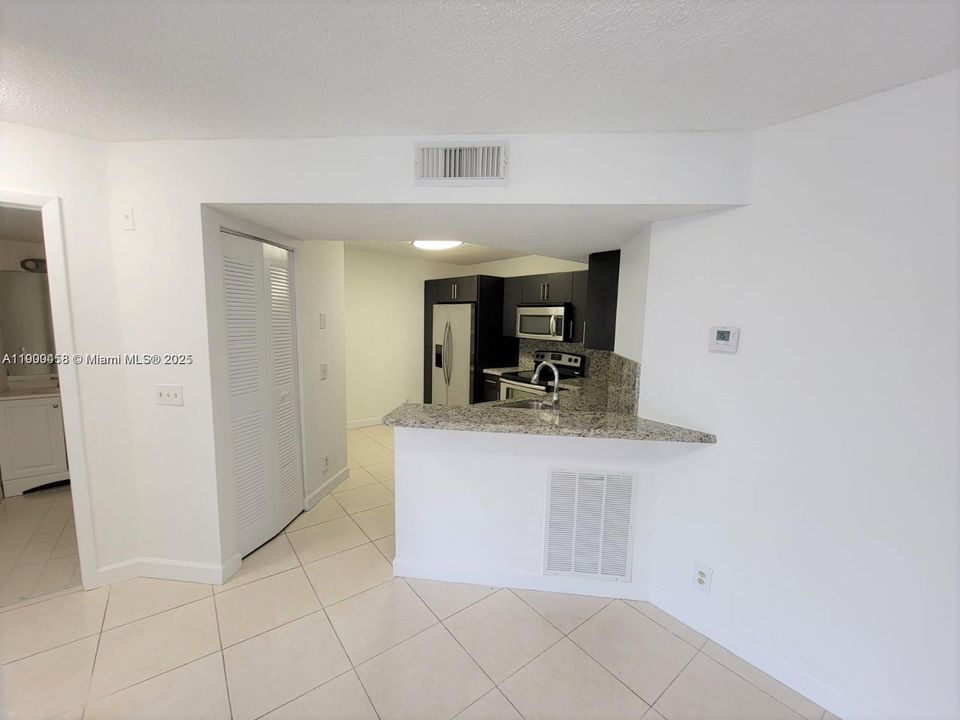 Recently Rented: $1,900 (2 beds, 2 baths, 984 Square Feet)