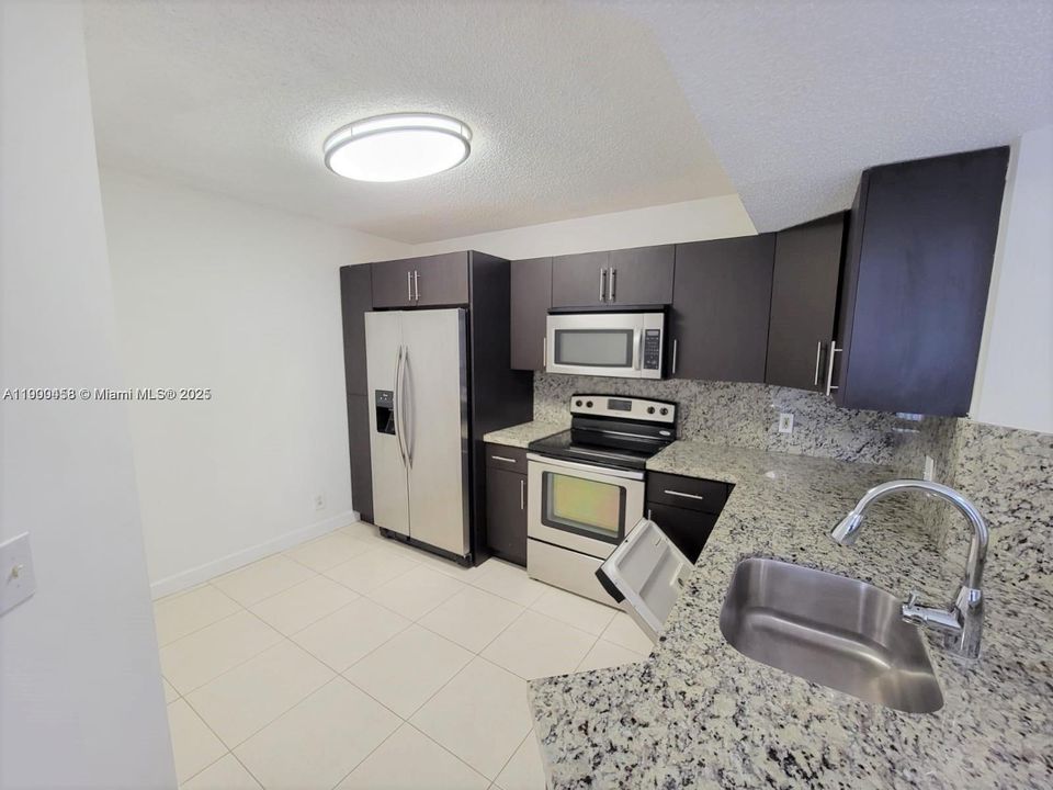 Recently Rented: $1,900 (2 beds, 2 baths, 984 Square Feet)
