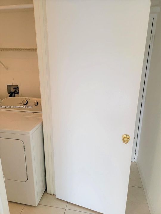 Recently Rented: $1,900 (2 beds, 2 baths, 984 Square Feet)