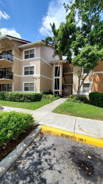 Recently Rented: $1,900 (2 beds, 2 baths, 984 Square Feet)