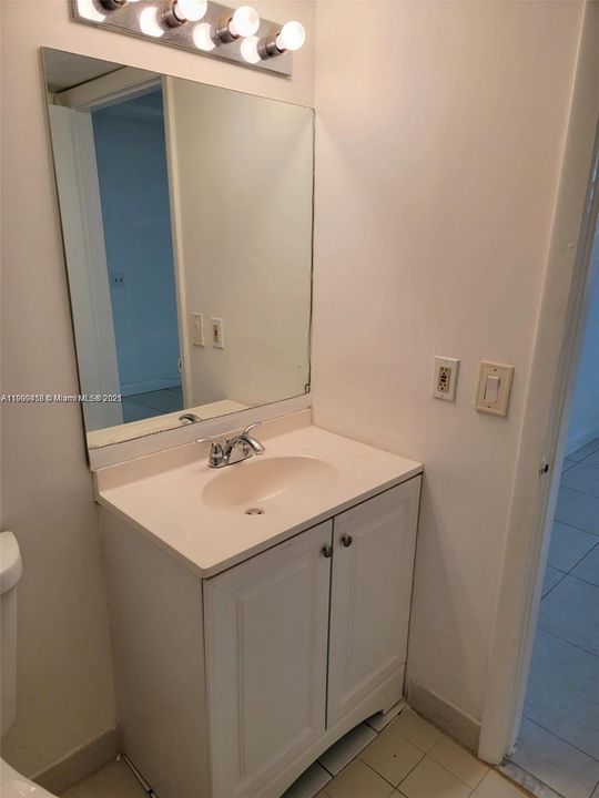 Recently Rented: $1,900 (2 beds, 2 baths, 984 Square Feet)