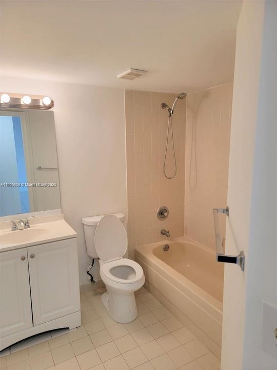 Recently Rented: $1,900 (2 beds, 2 baths, 984 Square Feet)