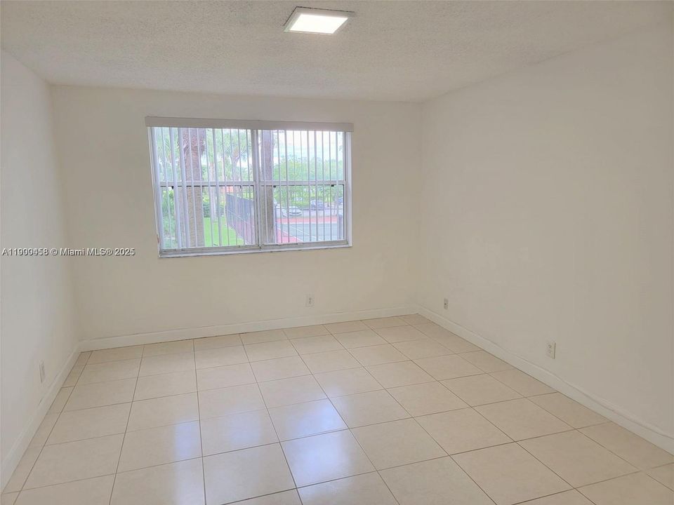 Recently Rented: $1,900 (2 beds, 2 baths, 984 Square Feet)