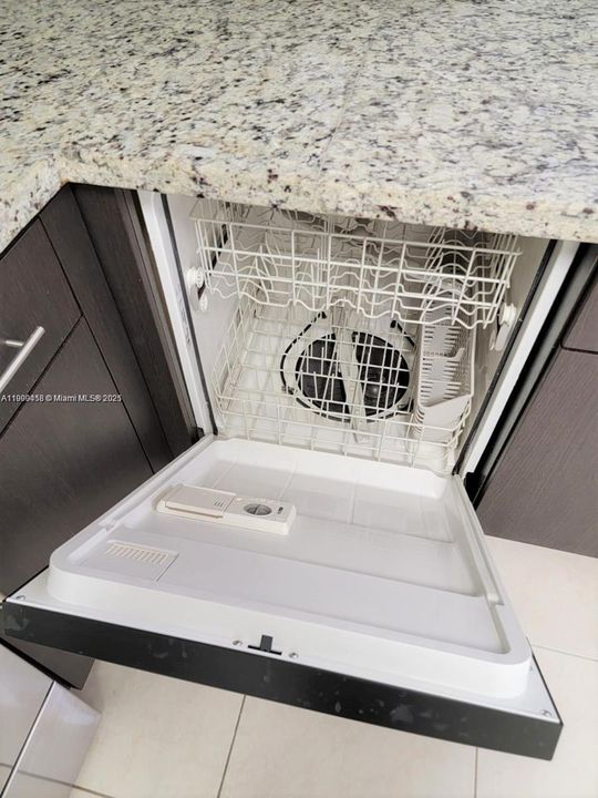 Recently Rented: $1,900 (2 beds, 2 baths, 984 Square Feet)