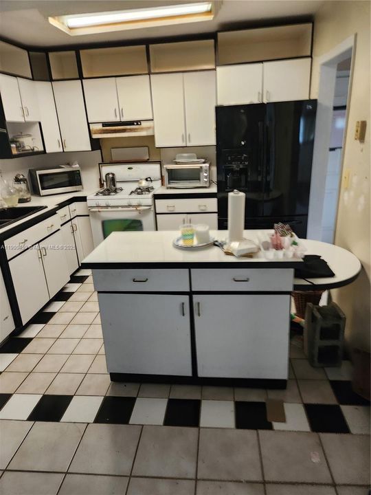 合同活跃: $565,000 (3 贝兹, 2 浴室, 0 平方英尺)