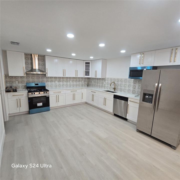 For Sale: $1,200,000 (5 beds, 2 baths, 2544 Square Feet)