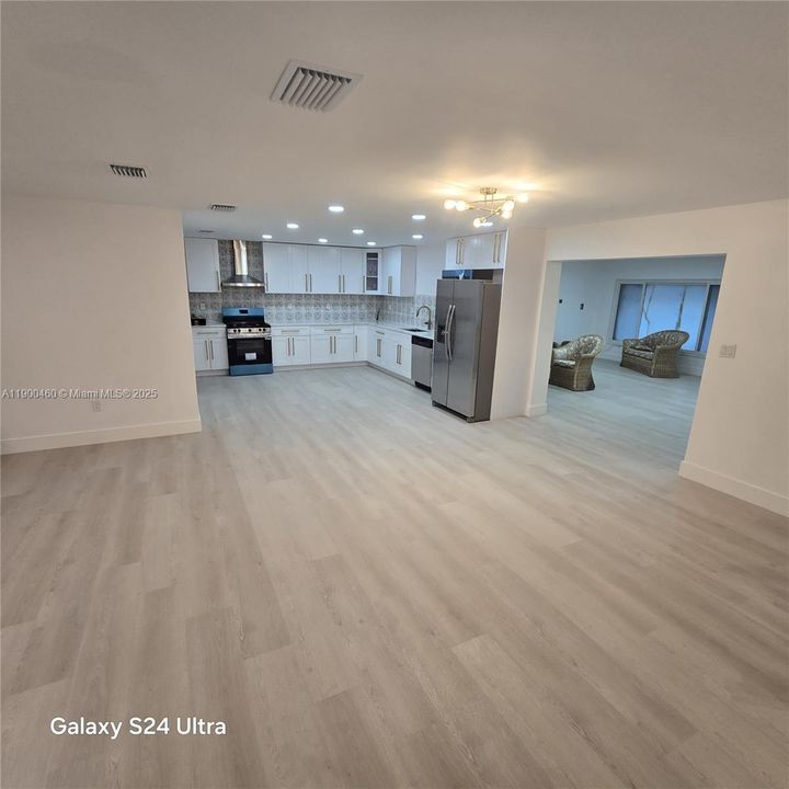 For Sale: $1,200,000 (5 beds, 2 baths, 2544 Square Feet)