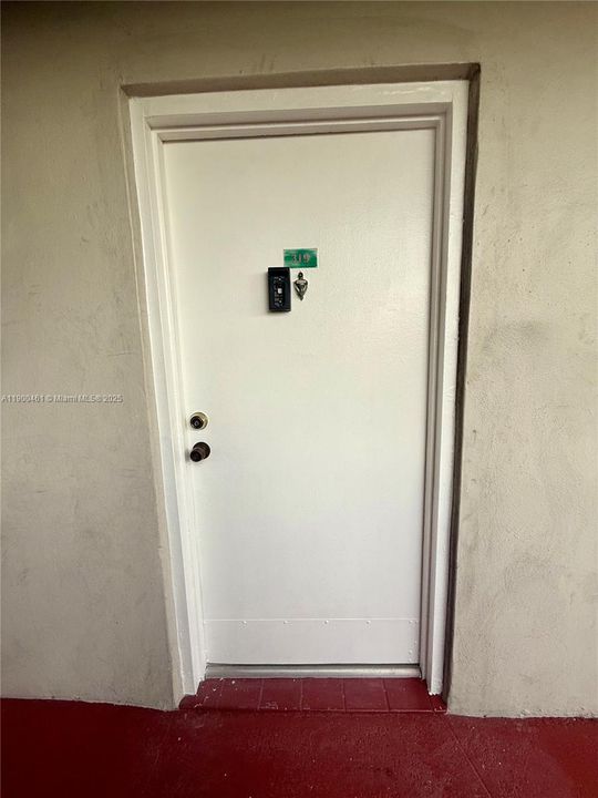 For Rent: $1,900 (1 beds, 1 baths, 873 Square Feet)