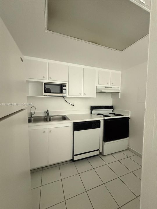 For Rent: $1,900 (1 beds, 1 baths, 873 Square Feet)