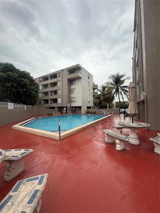 For Rent: $1,900 (1 beds, 1 baths, 873 Square Feet)