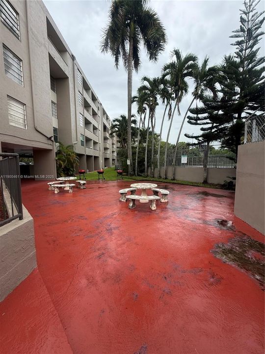 For Rent: $1,900 (1 beds, 1 baths, 873 Square Feet)