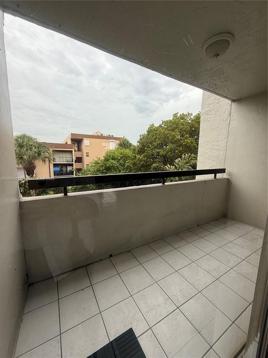 For Rent: $1,900 (1 beds, 1 baths, 873 Square Feet)