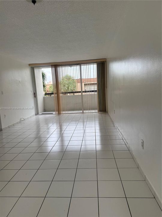 For Rent: $1,900 (1 beds, 1 baths, 873 Square Feet)