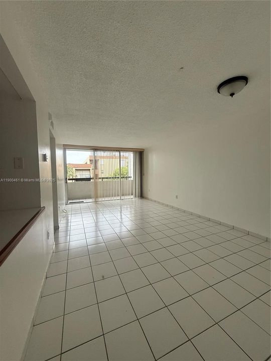 For Rent: $1,900 (1 beds, 1 baths, 873 Square Feet)