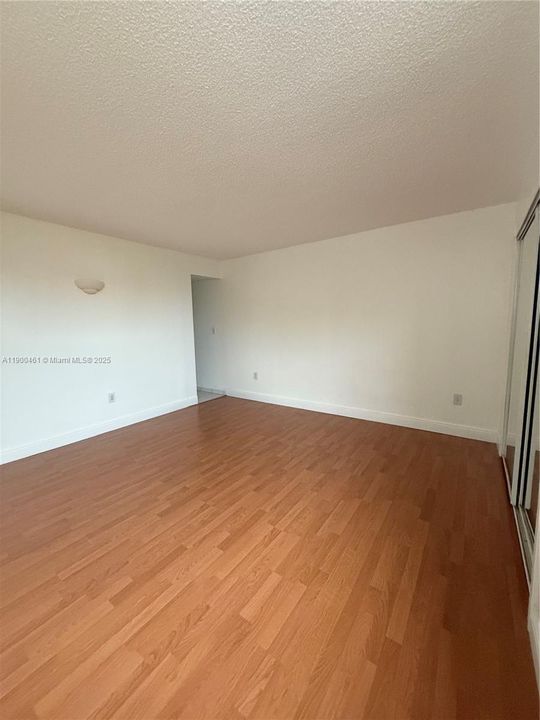 For Rent: $1,900 (1 beds, 1 baths, 873 Square Feet)