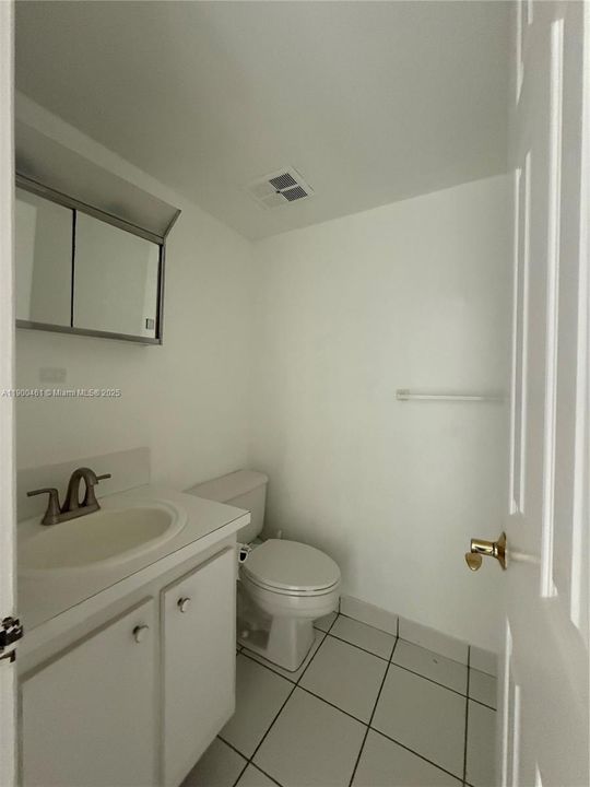 For Rent: $1,900 (1 beds, 1 baths, 873 Square Feet)