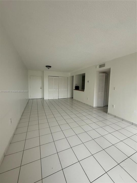 For Rent: $1,900 (1 beds, 1 baths, 873 Square Feet)