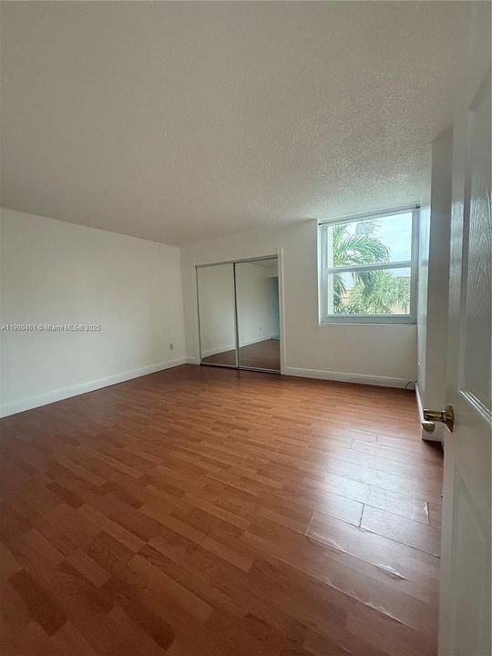 For Rent: $1,900 (1 beds, 1 baths, 873 Square Feet)
