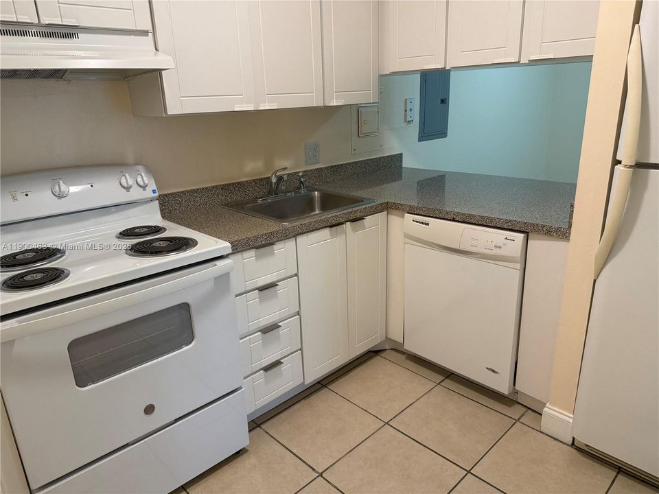 For Rent: $1,750 (1 beds, 1 baths, 750 Square Feet)