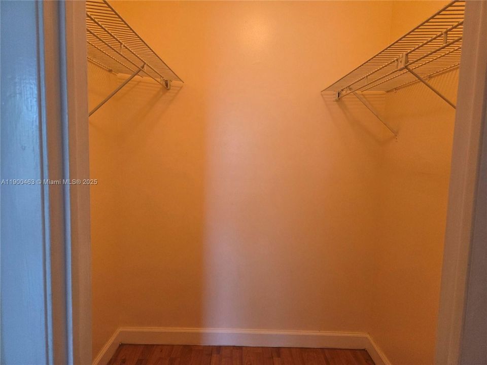 For Rent: $1,750 (1 beds, 1 baths, 750 Square Feet)