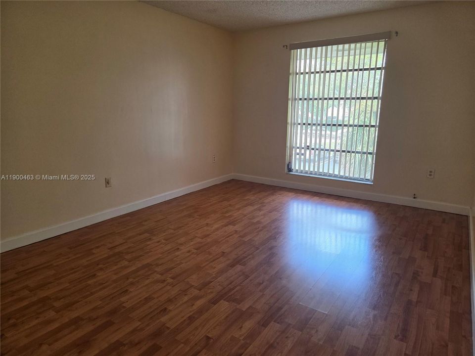 For Rent: $1,750 (1 beds, 1 baths, 750 Square Feet)