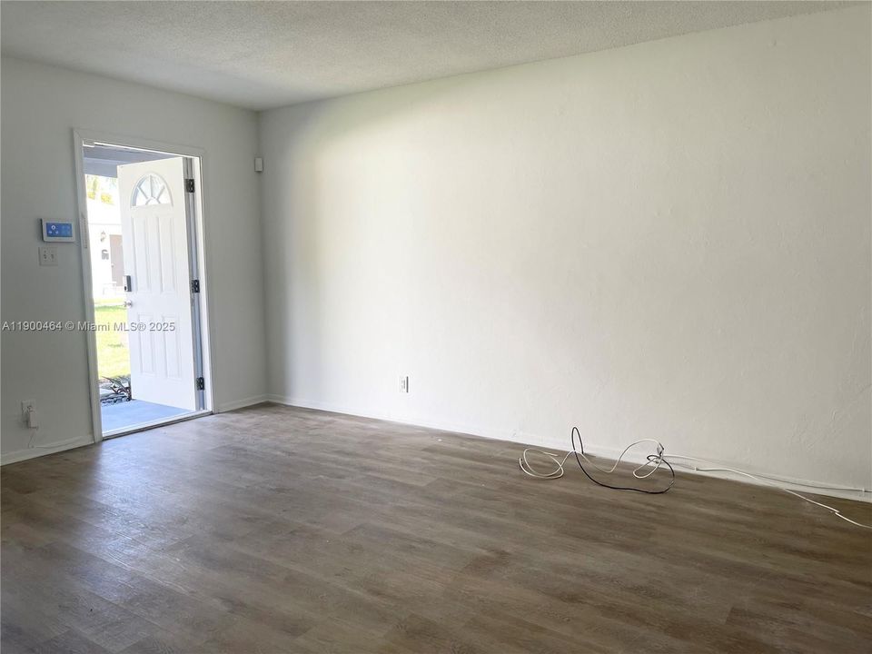 En Renta: $1,300 (0 camas, 1 baños, 2664 Pies cuadrados)