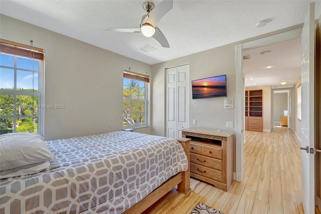 Recently Sold: $899,000 (5 beds, 5 baths, 3281 Square Feet)