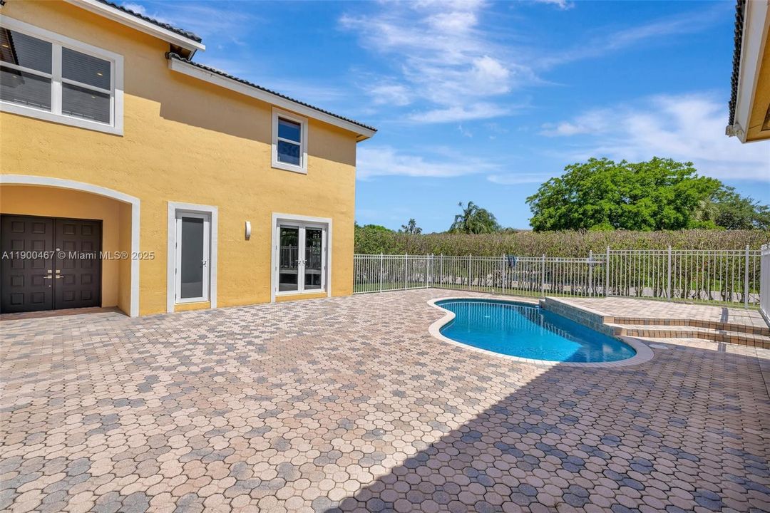 Recently Sold: $899,000 (5 beds, 5 baths, 3281 Square Feet)