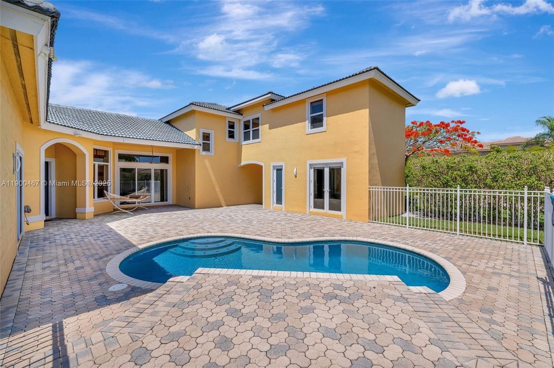 Recently Sold: $899,000 (5 beds, 5 baths, 3281 Square Feet)