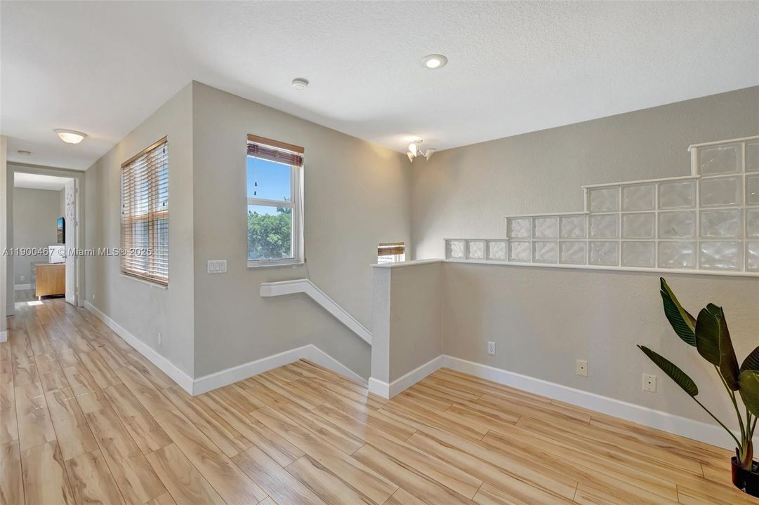 Recently Sold: $899,000 (5 beds, 5 baths, 3281 Square Feet)