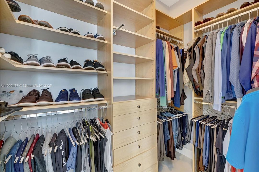 Recently Sold: $899,000 (5 beds, 5 baths, 3281 Square Feet)