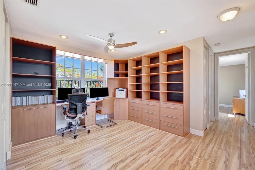 Recently Sold: $899,000 (5 beds, 5 baths, 3281 Square Feet)