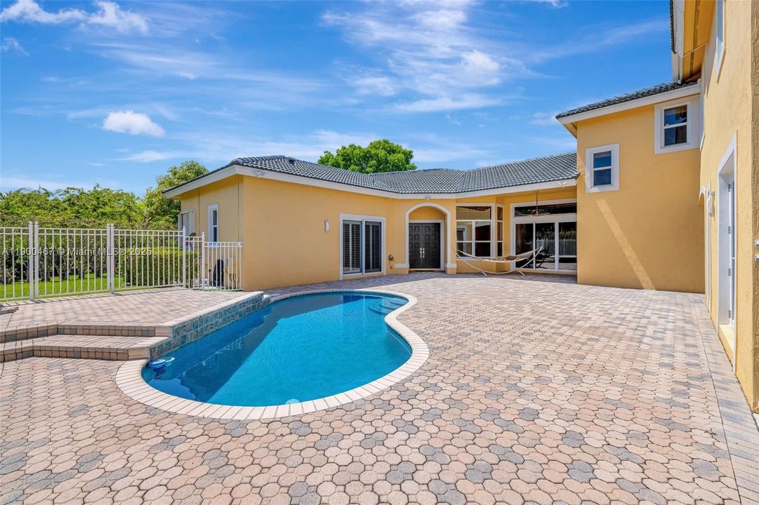 Recently Sold: $899,000 (5 beds, 5 baths, 3281 Square Feet)