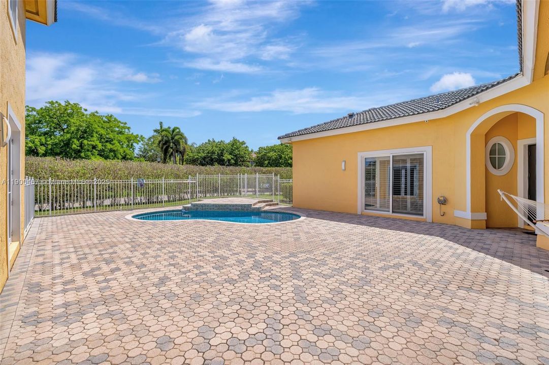 Recently Sold: $899,000 (5 beds, 5 baths, 3281 Square Feet)