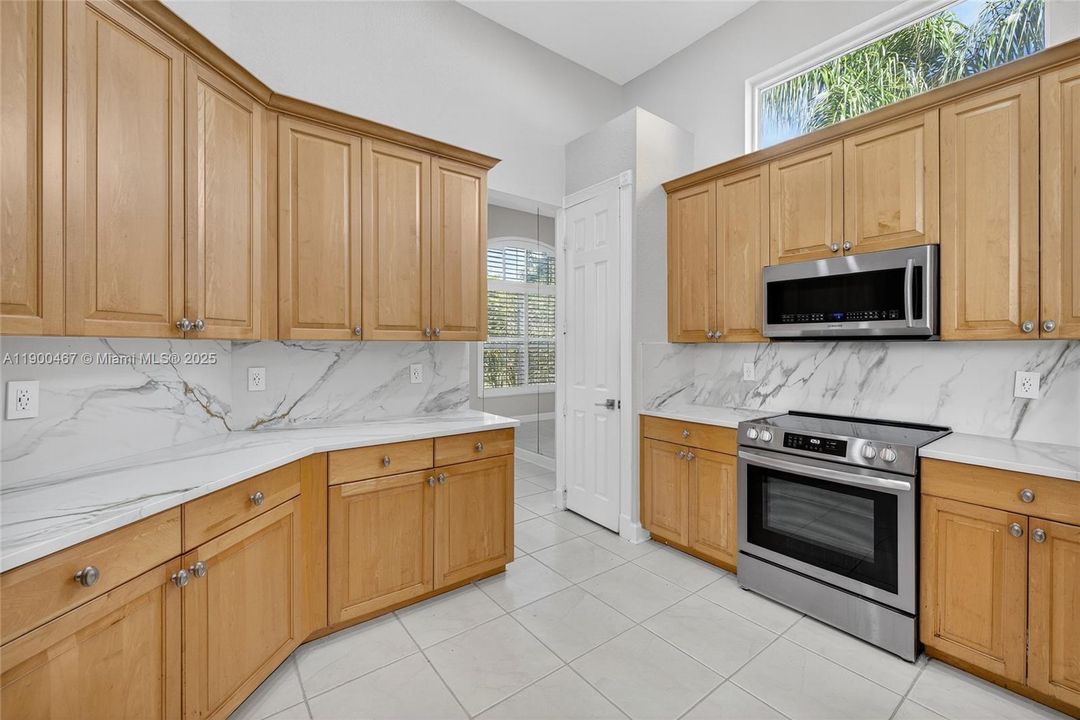 Recently Sold: $899,000 (5 beds, 5 baths, 3281 Square Feet)