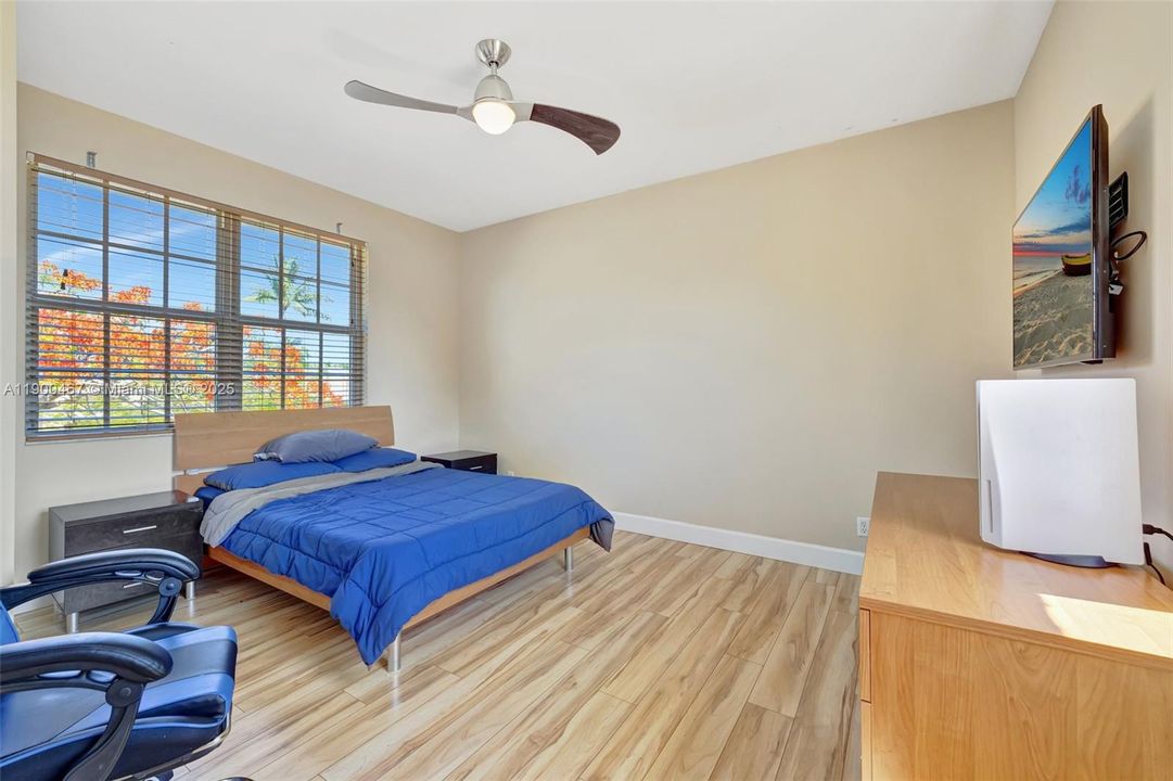 Recently Sold: $899,000 (5 beds, 5 baths, 3281 Square Feet)