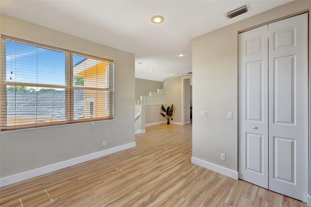 Recently Sold: $899,000 (5 beds, 5 baths, 3281 Square Feet)