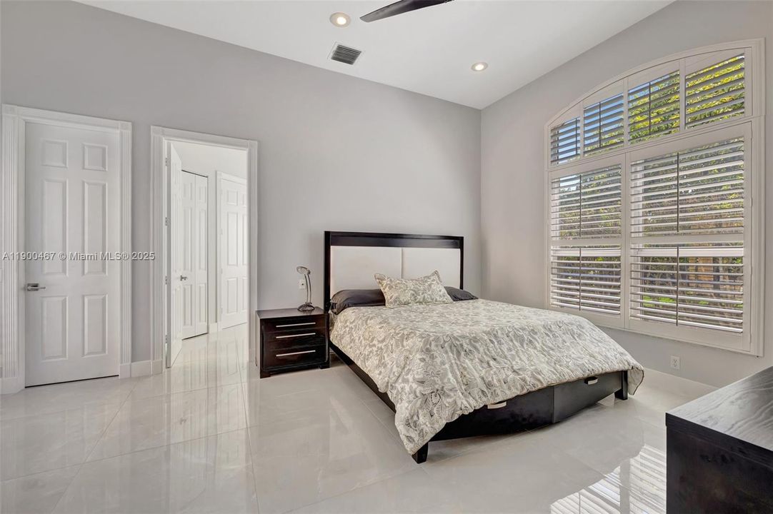 Recently Sold: $899,000 (5 beds, 5 baths, 3281 Square Feet)