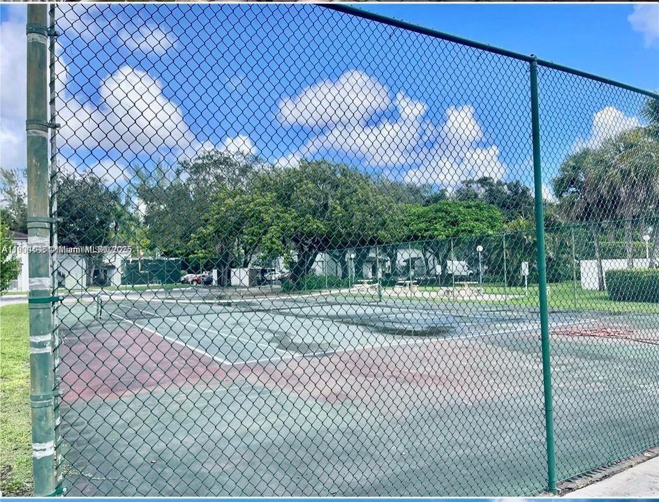 合同活跃: $1,600 (1 贝兹, 1 浴室, 830 平方英尺)