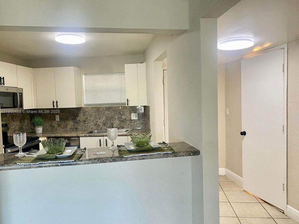 合同活跃: $1,600 (1 贝兹, 1 浴室, 830 平方英尺)