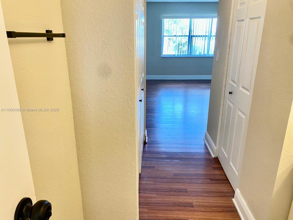 合同活跃: $1,600 (1 贝兹, 1 浴室, 830 平方英尺)