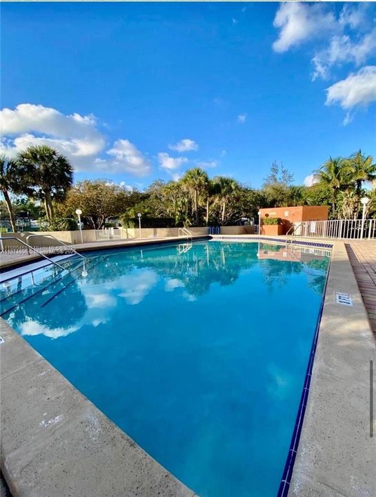 合同活跃: $1,600 (1 贝兹, 1 浴室, 830 平方英尺)