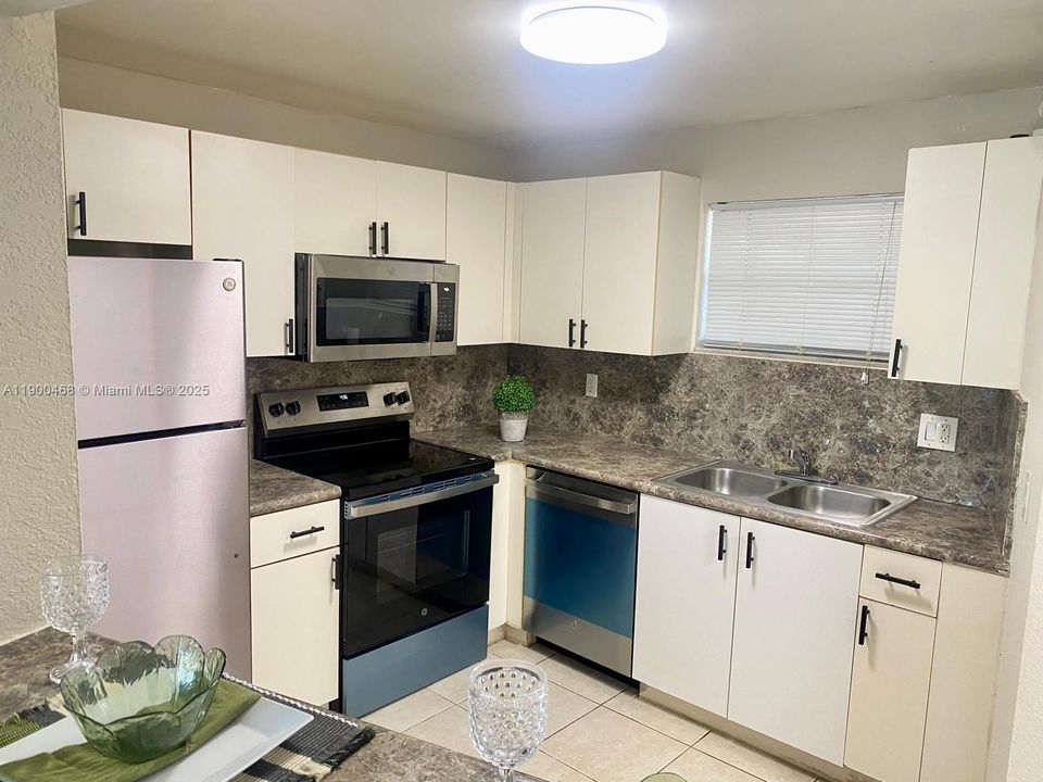 合同活跃: $1,600 (1 贝兹, 1 浴室, 830 平方英尺)