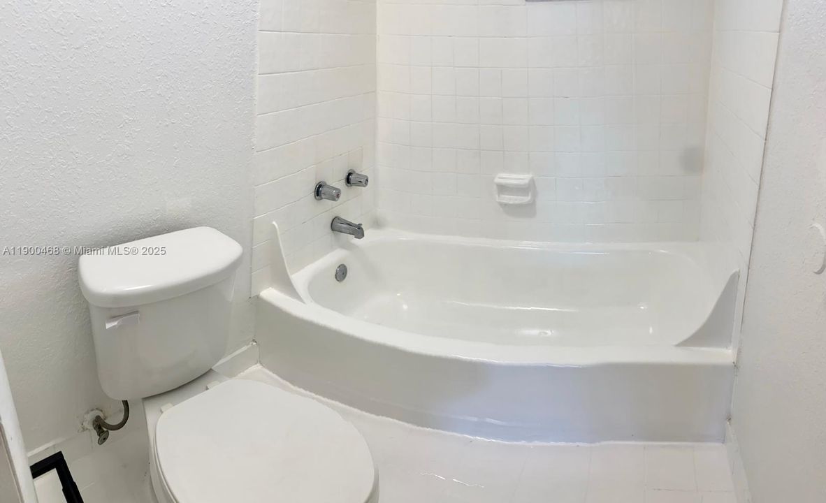 合同活跃: $1,600 (1 贝兹, 1 浴室, 830 平方英尺)