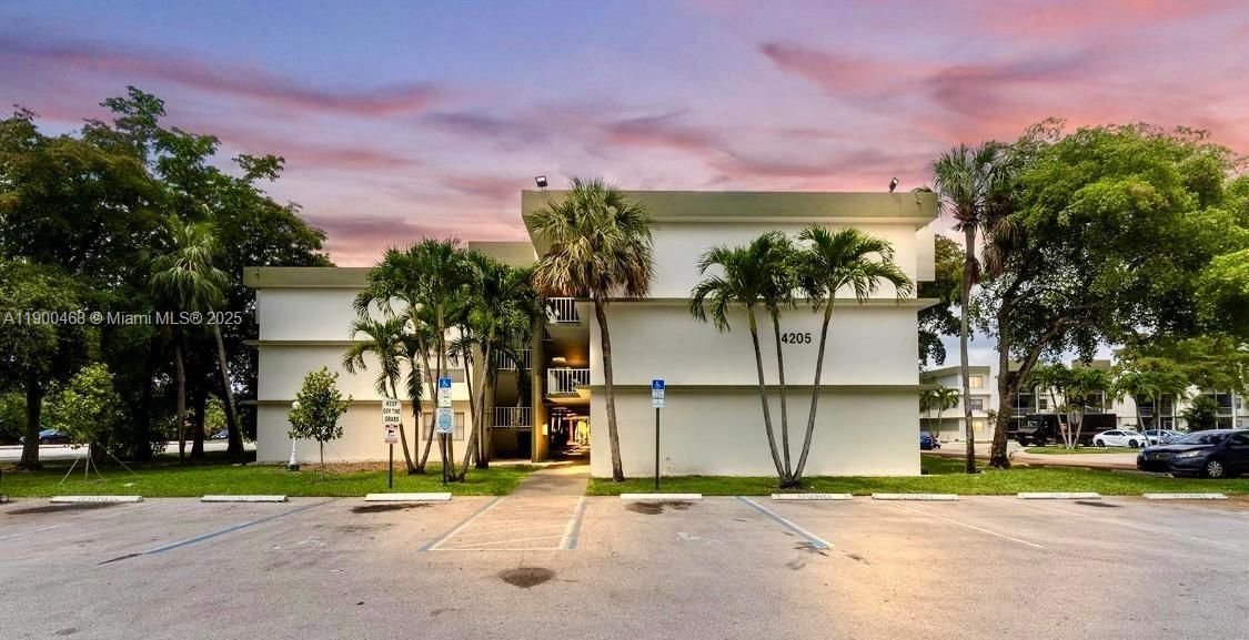 合同活跃: $1,600 (1 贝兹, 1 浴室, 830 平方英尺)